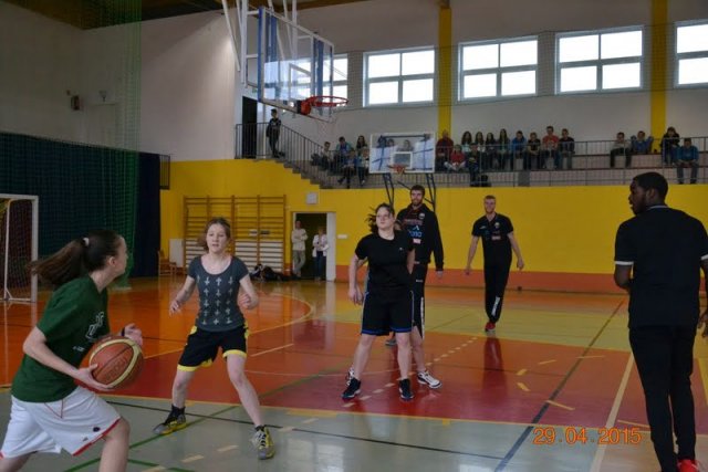 Wspaniała lekcja koszykówki