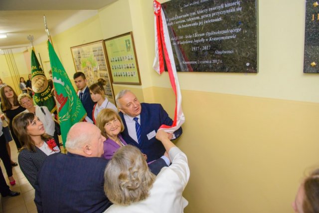 Odsłonięcie tablicy pamiątkowej.